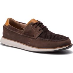 Półbuty CLARKS - Un Pilot Lace 261409587 Brown Nubuck. Pomarańczowe półbuty męskie Clarks, na co dzień, bez wzorów, ze skóry, eleganckie, bez zapięcia. W wyprzedaży za 219,00 zł.