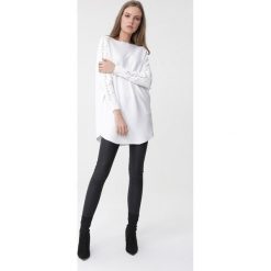 Biały Sweter Harlow. Białe swetry damskie Born2be, s, w koronkowe wzory, z koronki, z długim rękawem, długie, bez kaptura. Za 89,99 zł.