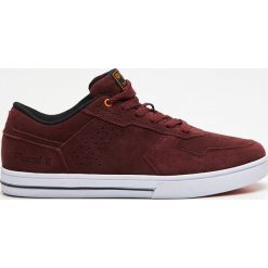 Skórzane sneakersy - Bordowy. Czerwone sneakersy męskie Cropp, bez zapięcia. Za 159,99 zł.