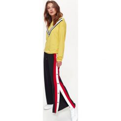 ŻÓŁTA BLUZA DAMSKA Z MODNYMI TAŚMAMI. Żółte bluzy damskie Top Secret, na lato, bez wzorów, z dzianiny, bez rękawów, bez kaptura. W wyprzedaży za 89,99 zł.
