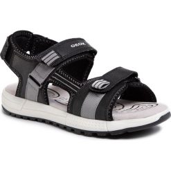 Sandały GEOX - J S.Alben B. D J02AVD 0FE15 C0017 D Black/Grey. Czarne sandały chłopięce Geox, ze skóry ekologicznej, bez zapięcia. W wyprzedaży za 199,00 zł.
