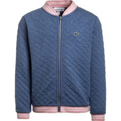 Lacoste SJ294700 Bluza rozpinana flottille chine fonce. Niebieskie bluzy dziewczęce Lacoste, z bawełny. W wyprzedaży za 350,10 zł.
