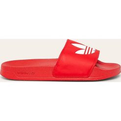 Adidas Originals - Klapki. Czerwone kapcie męskie adidas Originals, z materiału, bez zapięcia. Za 129,90 zł.
