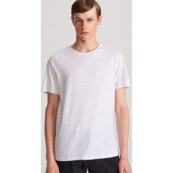 T-shirt z melanzowej dzianiny - Biały. Białe t-shirty męskie Reserved, s, bez wzorów, z dzianiny, bez kołnierzyka. Za 29,99 zł.