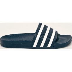 Adidas Originals - Klapki. Niebieskie klapki damskie adidas Originals, bez wzorów, z materiału, bez obcasa, na obcasie. Za 149,90 zł.