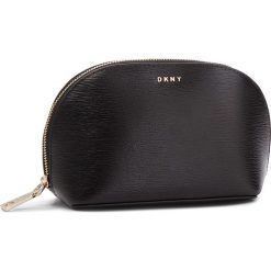 Kosmetyczka DKNY - Bryant - Cosmetic Pou R83R3661 Blk/Gold. Czarne kosmetyczki męskie marki DKNY, ze skóry. W wyprzedaży za 239,00 zł.