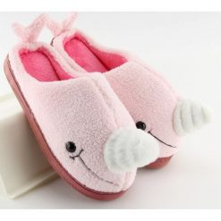 Kapcie damskie różowe DD92 L.PINK. Różowe kapcie damskie obuwie damskie, z aplikacjami, z tkaniny, bez obcasa. Za 43,73 zł.