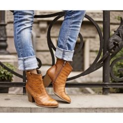 Kowbojki z tłoczeniem - skóra naturalna - model 471 - kolor brąz przypalany. Botki damskie Zapato, ze skóry, bez obcasa, bez zapięcia. W wyprzedaży za 319,20 zł.