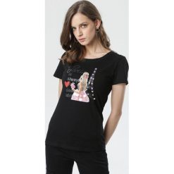 Czarny T-shirt Helia. Czarne bluzki damskie Born2be, s, z nadrukiem, klasyczne, z klasycznym kołnierzykiem. Za 49,99 zł.