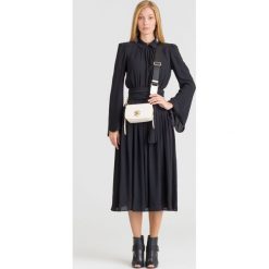 CZARNA SUKIENKA ELISABETTA FRANCHI. Czarne sukienki damskie Elisabetta Franchi, na imprezę, w paski, z włoskim kołnierzykiem, z długim rękawem, długie, midi, rozkloszowane. Za 749,50 zł.