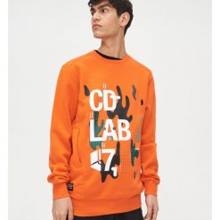 Bluza basic z nadrukiem - Pomarańczowy. Pomarańczowe bluzy męskie Cropp, s, z nadrukiem, bez kołnierzyka, bez rękawów, bez kaptura. Za 99,99 zł.