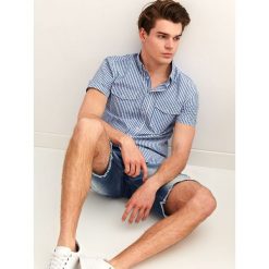 Koszula w kratę regular fit. Niebieskie koszule męskie Top Secret, na lato, m, w kratkę, z bawełny, bez kołnierzyka, z krótkim rękawem. W wyprzedaży za 29,99 zł.