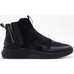 Wysokie sneakersy Modular - Czarny. Czarne sneakersy męskie Cropp, bez zapięcia. Za 229,99 zł.