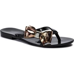 Japonki MELISSA - Harmonic Celebration A 32500 Black/Gold 50919. Czarne klapki damskie Melissa, bez wzorów, z tworzywa sztucznego, bez obcasa, na obcasie. W wyprzedaży za 209,00 zł.