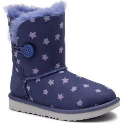 Buty UGG - K Bailey Button II Stars 1018538K K/Nct. Fioletowe śniegowce dziewczęce Ugg, bez zapięcia. W wyprzedaży za 439,00 zł.