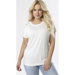 Biała Bluzka Vivieva. Białe bluzki damskie Born2be, xl, bez wzorów, bez kołnierzyka, bez rękawów. W wyprzedaży za 49,99 zł.