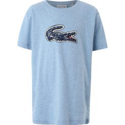 Lacoste Tshirt z nadrukiem dragonfly chine. Niebieskie t-shirty męskie z nadrukiem Lacoste, z bawełny. Za 149,00 zł.