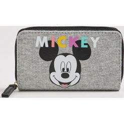 Portfel Mickey Mouse - Jasny szary. Szare portfele damskie Sinsay, z motywem z bajki. W wyprzedaży za 19,99 zł.