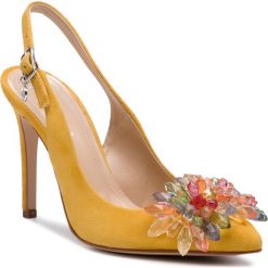 Sandały SOLO FEMME - 34297-A8-G22/000-05-00 Żółty. Żółte klapki damskie Solo Femme, bez wzorów, ze skóry, bez obcasa, na obcasie. W wyprzedaży za 299,00 zł.