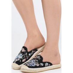 Czarne Klapki Summer Break. Czarne espadryle damskie Born2be, z haftami, bez obcasa, na płaskiej podeszwie. Za 49,99 zł.