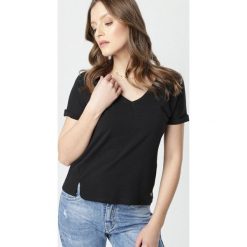 Czarny T-shirt Echiseise. Czarne bluzki damskie Born2be, s, bez wzorów, z dzianiny, bez kołnierzyka, z krótkim rękawem. Za 49,99 zł.