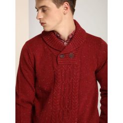 Sweter długi rękaw męski z guzikiem. Czerwone swetry męskie na zimę, xxl, eleganckie. W wyprzedaży za 59,99 zł.