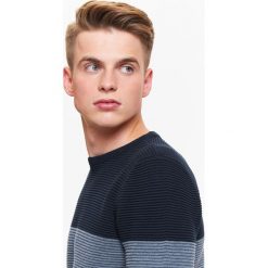 Sweter męski wielokolorowy z prążkowanej dzianiny. Niebieskie swetry męskie na zimę, xxl, z dzianiny, z okrągłym kołnierzem. W wyprzedaży za 39,99 zł.
