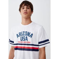 Koszulka z pasem „Arizona USA”. Białe koszulki męskie Pull&Bear, m, bez wzorów, bez kołnierzyka, z krótkim rękawem, krótkie. Za 41,90 zł.