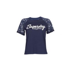 T-shirty z krótkim rękawem Superdry MADELINE GRAPHIC TEE. Niebieskie t-shirty damskie Superdry, bez wzorów, bez kołnierzyka. Za 159,20 zł.