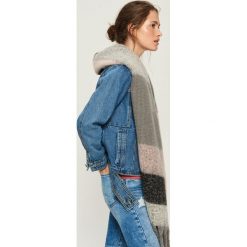 Szal z frędzlami - Jasny szar. Szare szaliki damskie Sinsay. Za 39,99 zł.