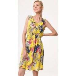 Żółta Sukienka Very Open. Żółte sukienki damskie Born2be, s, w kwiaty, eleganckie, bez kołnierzyka, bez rękawów, mini. Za 49,99 zł.