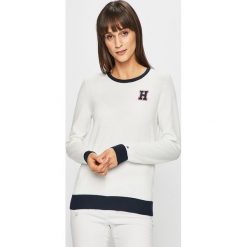Tommy Hilfiger - Sweter. Białe swetry damskie TOMMY HILFIGER, s, z aplikacjami, z bawełny, z krótkim rękawem, krótkie, bez kaptura. W wyprzedaży za 299,90 zł.