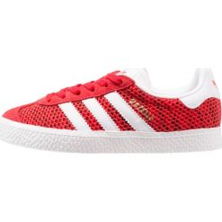 Adidas Originals GAZELLE CAMO Tenisówki i Trampki core red/white. Czerwone trampki dziewczęce adidas Originals, ze skóry ekologicznej. W wyprzedaży za 188,30 zł.