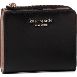 Mały Portfel Damski KATE SPADE - Spencer Small Bifold Wallet PWRU7853 Black 001. Czarne portfele damskie Kate Spade, bez wzorów, ze skóry. W wyprzedaży za 359,00 zł.