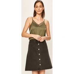Jacqueline de Yong - Top. Czarne bluzki damskie Jacqueline de Yong, bez wzorów, z poliesteru, casualowe, bez kołnierzyka, bez rękawów. W wyprzedaży za 49,90 zł.
