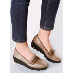 Khaki Półbuty Goose Bumps. Brązowe koturny damskie Born2be, bez wzorów, ze skóry, bez obcasa, na koturnie, bez zapięcia. Za 59,99 zł.