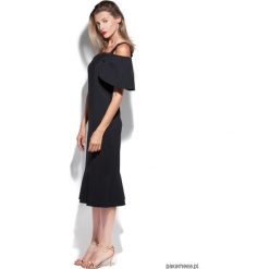 Sukienka Sophie z falbankami elegancka czerń. Sukienki damskie Pakamera, bez wzorów, eleganckie, z falbankami, bez rękawów, midi. Za 407,00 zł.