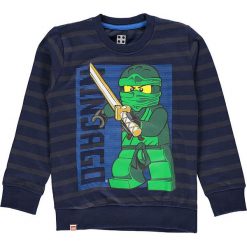 Bluza w kolorze granatowym. Niebieskie bluzy chłopięce rozpinane LEGO Wear, w paski, z bawełny. W wyprzedaży za 59,95 zł.