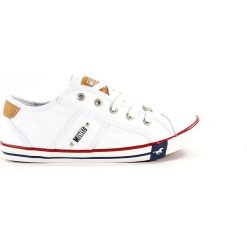 PÓŁTRAMPKI MŁODZIEŻOWE MUS 36C0024 BIA. Buty sportowe męskie Mustang, z materiału, bez zapięcia. Za 159,00 zł.