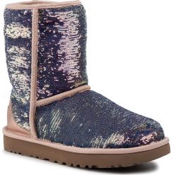 Buty UGG - W Classic Short Cosmos Sequin 1103796 Qrt. Różowe kozaki damskie Ugg, ze skóry, bez obcasa, bez zapięcia. W wyprzedaży za 589,00 zł.