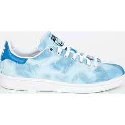 Adidas Originals - Buty Pharrell Williams Hu Holi Stan Smith. Niebieskie halówki męskie marki adidas Originals, z gumy, na sznurówki. W wyprzedaży za 299,90 zł.