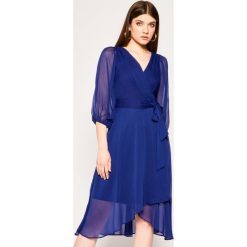Sukienka koktajlowa DKNY DD0AI570. Niebieskie sukienki damskie DKNY, bez wzorów, z poliesteru, wizytowe, bez kołnierzyka, bez rękawów. W wyprzedaży za 449,00 zł.