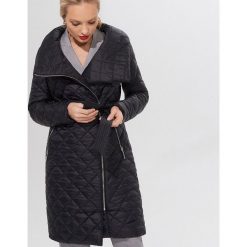 Pikowany płaszcz z paskiem - Czarny. Czarne płaszcze damskie Mohito. Za 249,99 zł.