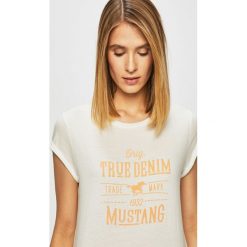 Mustang - Top. Białe bluzki damskie Mustang, s, z nadrukiem, z bawełny, z okrągłym kołnierzem. W wyprzedaży za 49,90 zł.