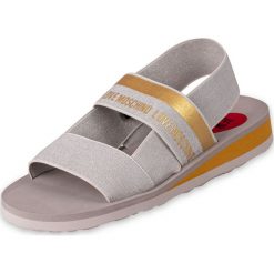 Sandały i Klapki Love Moschino. Szare klapki damskie Love Moschino, z napisami, bez obcasa. Za 430,00 zł.