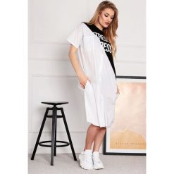 Oversize'owa sukienka z łączonych materiałów z nadrukiem na biuście. Sukienki damskie Made in Poland, uniwersalny, z nadrukiem, z elastanu, bez kołnierzyka, bez rękawów, oversize. Za 129,00 zł.