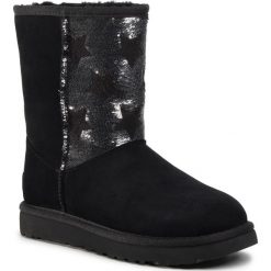 Buty UGG - W Classic Short Sequin Stars 1111029 Blk. Czarne kozaki damskie Ugg, ze skóry. Za 899,00 zł.