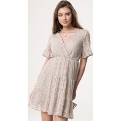 Beżowa Sukienka Attend. Brązowe sukienki damskie Born2be, s, bez wzorów, z koronki, bez kołnierzyka, bez rękawów, mini, rozkloszowane. Za 99,99 zł.