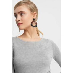 Sweter basic z kryształkami. Szare swetry klasyczne damskie Orsay, xs, z dzianiny. Za 99,99 zł.