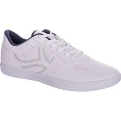 Buty tenisowe TS100 męskie na twardą nawierzchnię. Białe buty sportowe męskie ARTENGO, z poliesteru, bez zapięcia, tenisowe. Za 59,99 zł.
